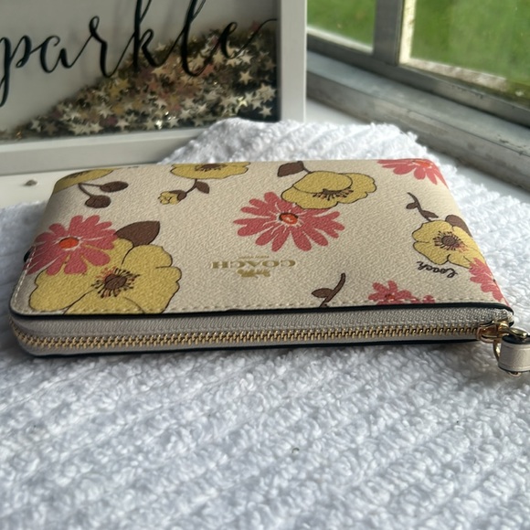Coach floral wristlet. NWT, HOST PICK! - Picture 2 of 12